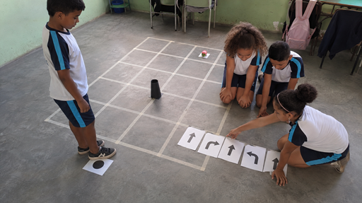 Substitua por uma foto de atividade de computação desplugada